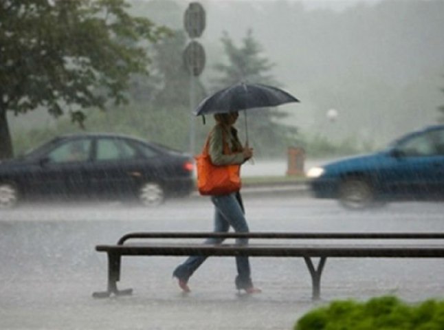 Синоптики попередили закарпатців про зливи у другій половині дня