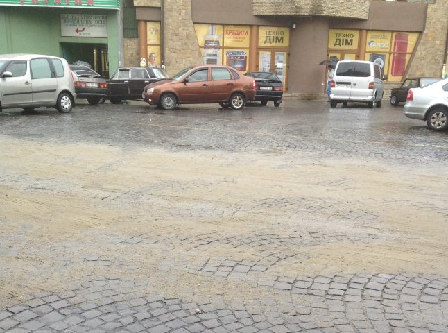 Ноу-хау по-мукачівськи: під час дощу вулиці міста посипають піском (ФОТОФАКТ)