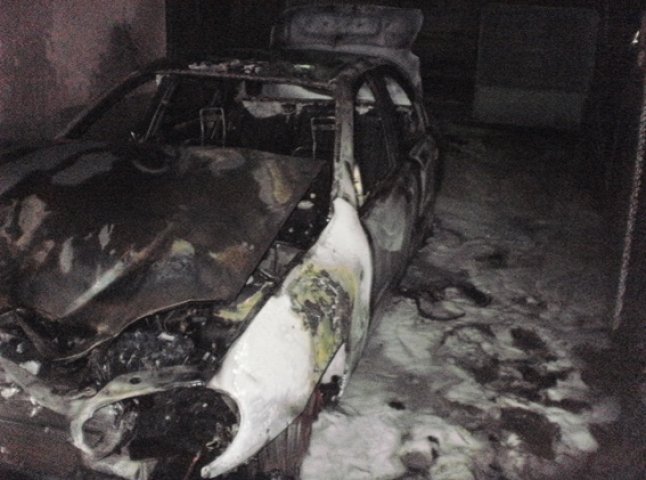 Поліція офіційно прокоментувала підпал автівки працівниці Ужгородської міськради та показала фото
