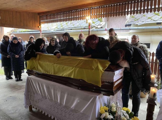 Залишилась дружина та батьки: на Закарпатті поховали військового