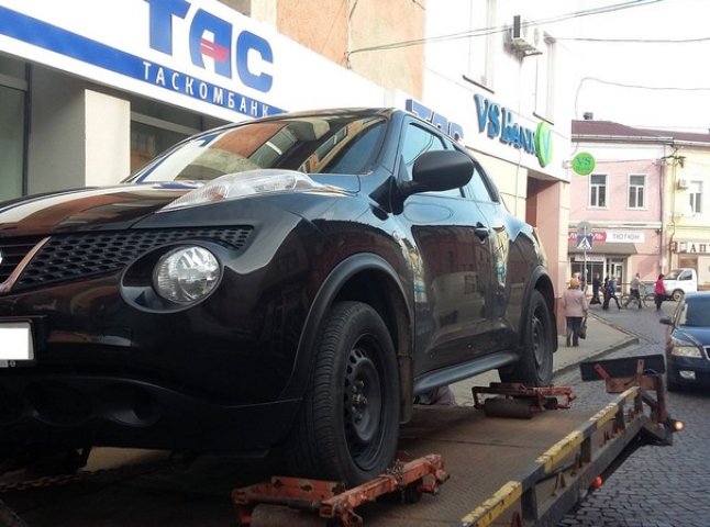У Мукачеві продовжують евакуйовувати неправильно припарковані автівки