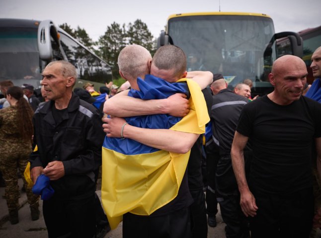 Звільнено ще 303 захисників — Україна завершила масштабний обмін полоненими Звільнено ще 303 захисників — Україна завершила масштабний обмін полоненими