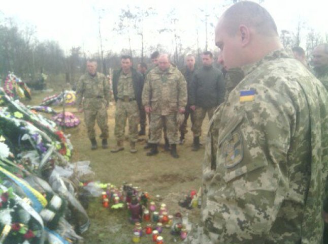 Бійці 128-ої бригади поклали свічки до могили загиблого військового Олександра Шимона