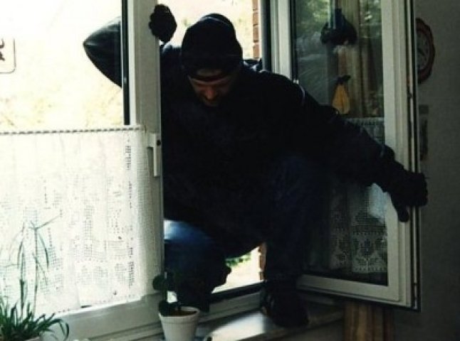 У Берегові злодій проник у будинок через незачинене вікно