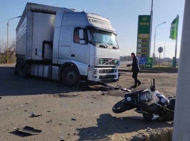 Аварія поблизу АЗС: зіткнулись фура і мотоцикл