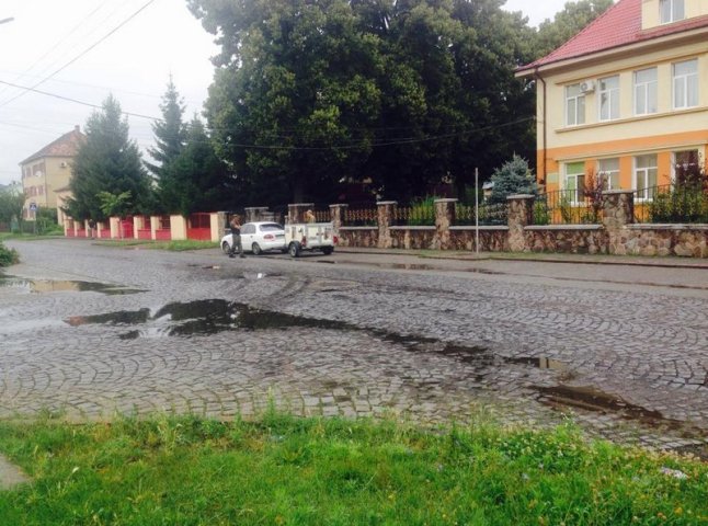 У Мукачеві перекрили рух на вулиці Толстого