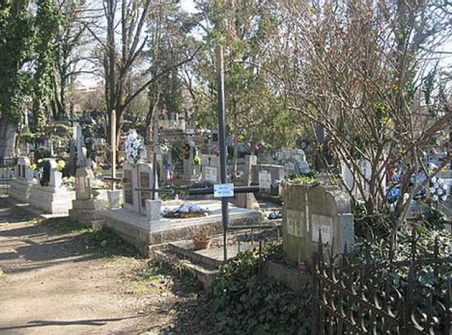 В Ужгороді тимчасово обмежують відвідування кладовищ