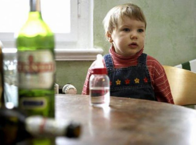 На Виноградівщині отруївся алкоголем 3-річний хлопчик