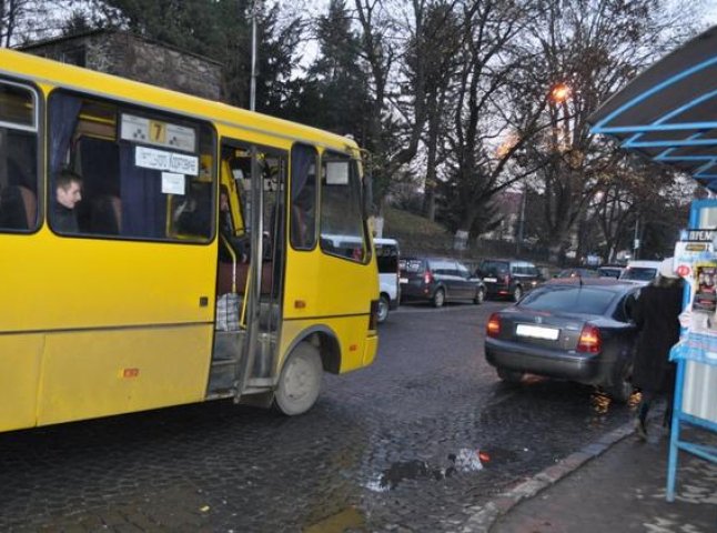 На вулиці Краснодонців в Ужгороді планують встановити ще одну автобусну зупинку