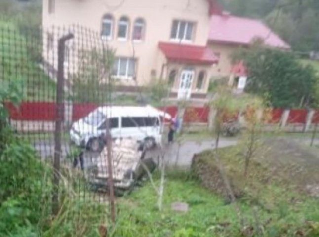 На Іршавщині в результаті ДТП автомобіль перекинувся на дах