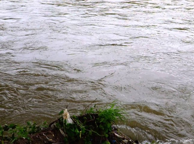 На Рахівщині рятувальники шукають тіло жінки, яка втопилась