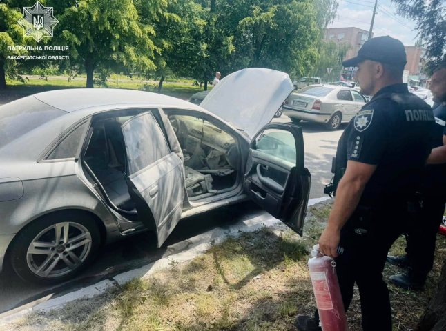 Поліцейські загасили автомобіль, який загорівся під час руху
