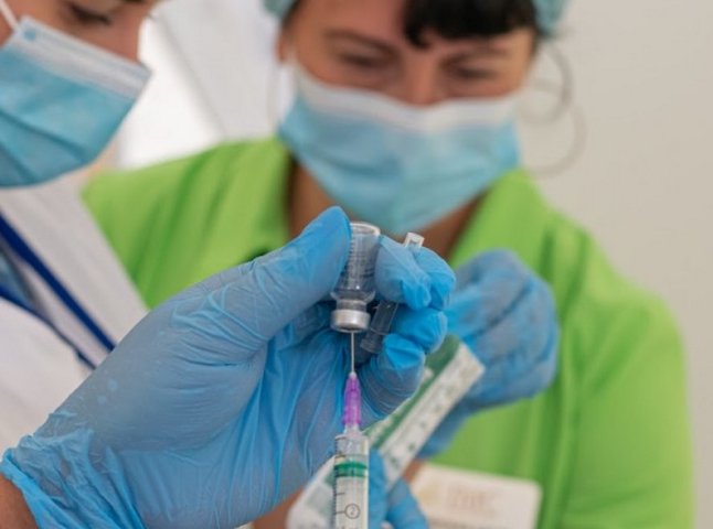Усі центри вакцинації в Україні закриють на два дні