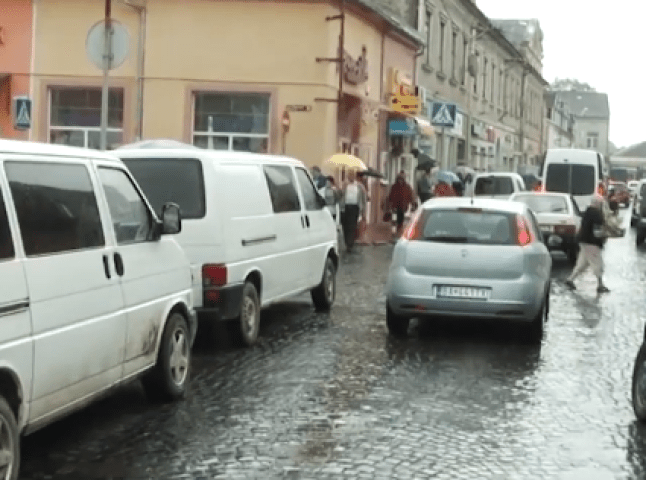 Водії нарікають на проблему із паркуванням автомобілів у Мукачеві