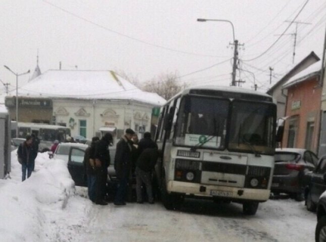 У Мукачеві рейсовий автобус та легковик потрапили у ДТП