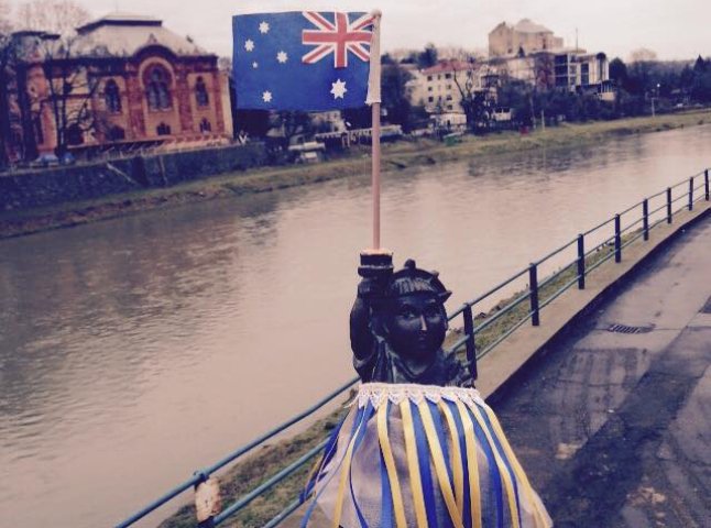 Ужгородській Свободці "дали в руки" прапор Австралії