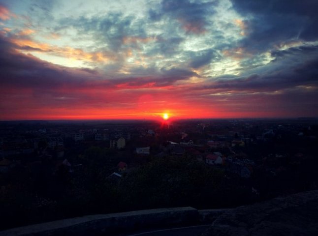 У мережі показали неймовірний захід сонця у Мукачеві