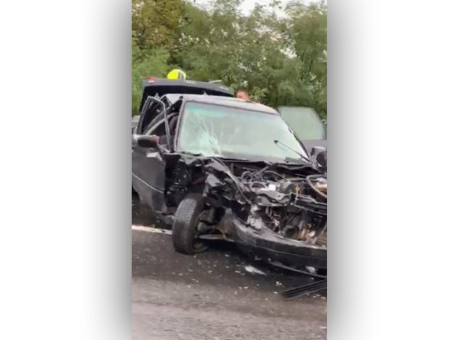 Один автомобіль сильно понівечений: з’явилось відео ДТП при в’їзді в Мукачево