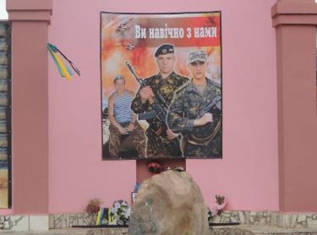 У центрі Берегова вивісили велике панно із зображенням вбитих у зоні АТО військовослужбовців (ФОТОФАКТ)
