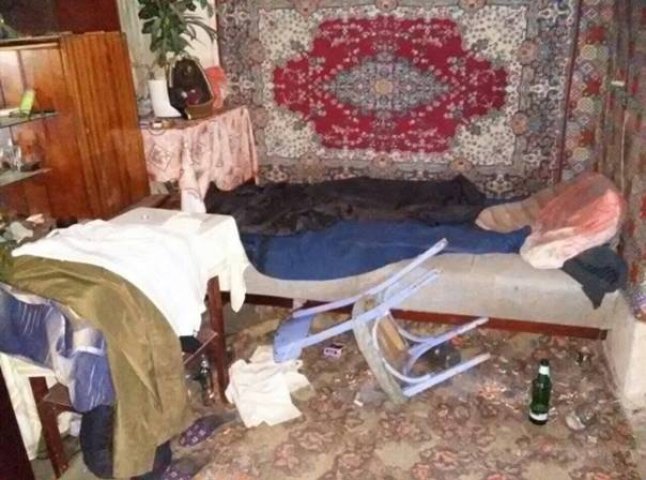 Нічна різанина у Мукачеві: п’яний гість вдарив ножем власника будинку, опісля втік на таксі