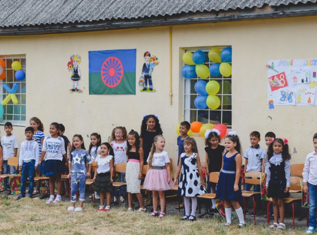 30 ромських дітей в Ужгороді закінчили підготовку до навчання у 1 класі