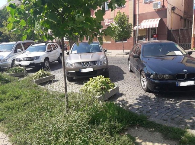 31 водій сплатить штраф за неправильне паркування у Мукачеві
