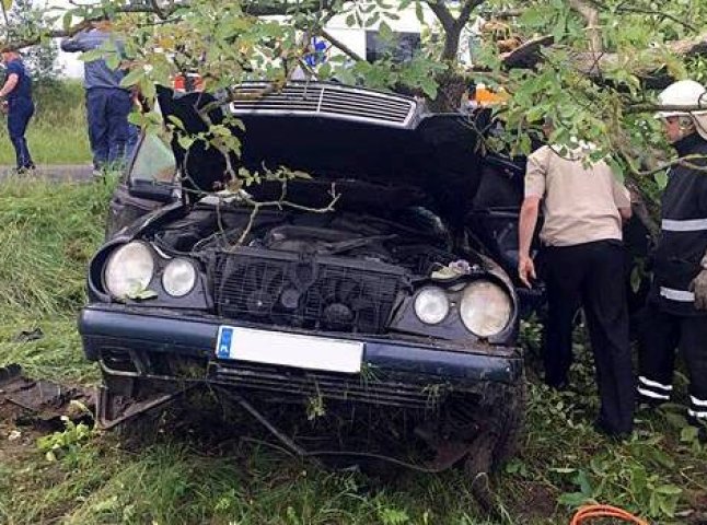 Жахлива аварія на Хустщині: водій загинув, одна пасажирка втекла, ще троє – у лікарні