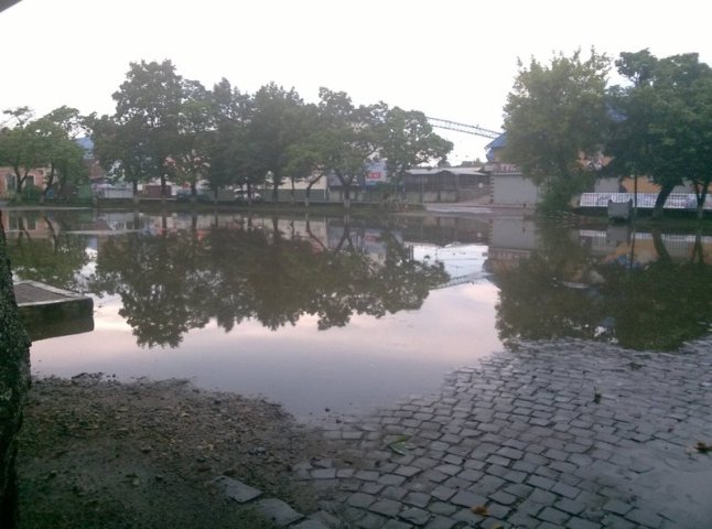 Після зливи автостанція у Сваляві перетворилася на озеро