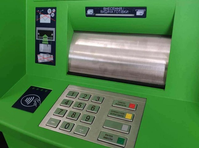Банківська система України працює, банкомати за можливістю поповнюють готівкою