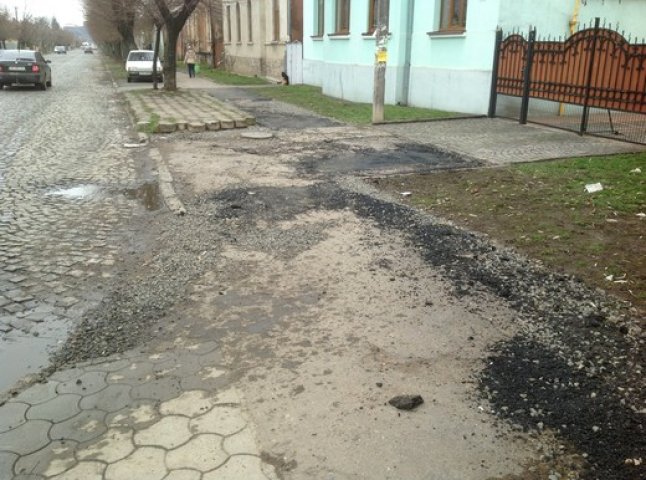 З настанням весни перше за що взялись дорожники у Мукачеві - це тротуари (ФОТОФАКТ)
