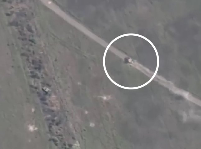 Закарпатська бригада показала відео, як воїни вразили дроном-камікадзе ворожу БМП