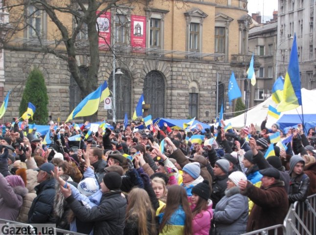 "Різдво без Януковича" та "Україна без "йолки" – львівський Майдан скандує Президентові