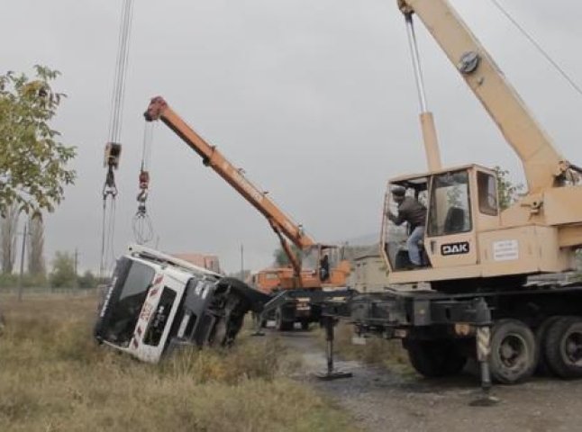 На Виноградівщині сміттєвоз з’їхав у придорожній кювет