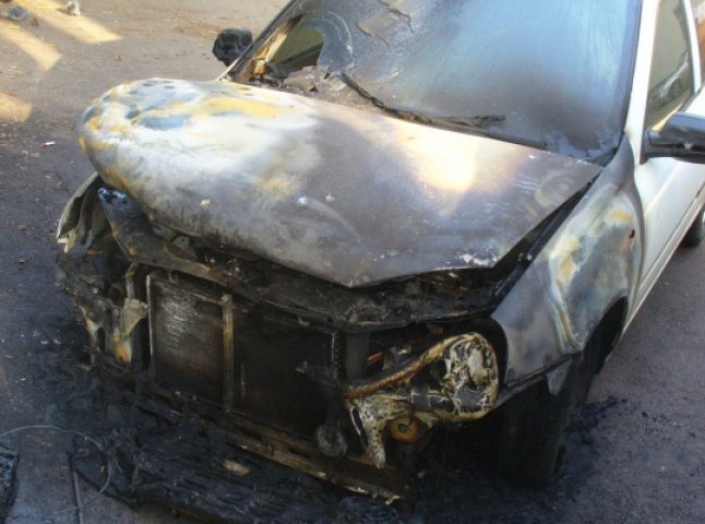 В Ужгороді горіли два автомобілі, один з них був підпалений