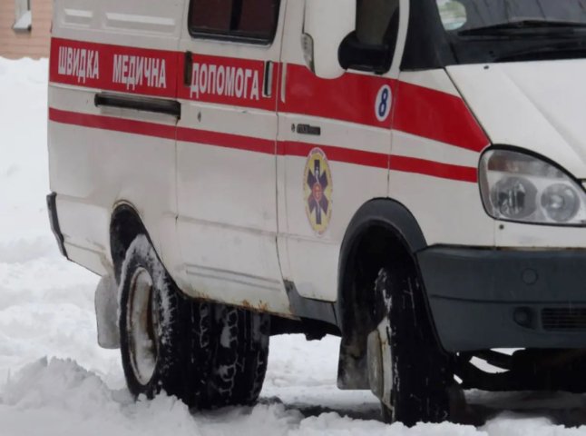 Бригада «швидкої» пішки підкорила гору в Рахові задля порятунку пацієнтки