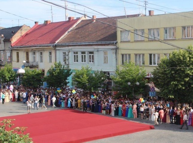 Парад випускників у Мукачеві: пряма трансляція