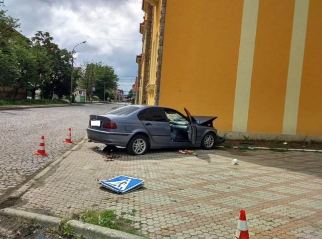 У Мукачеві іномарка "BMW" в’їхала у Будинок культури: є потерпіла