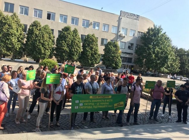 В Ужгороді мітингують працівники пологового будинку