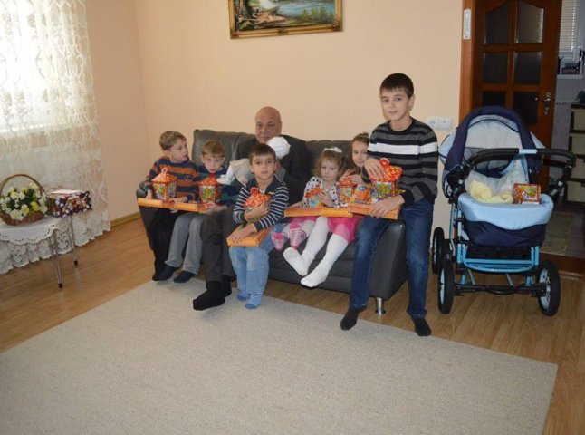 Геннадій Москаль від імені Святого Миколая вручив подарунки дітям у прийомних сім’ях