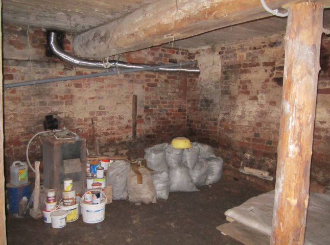 В Ужгороді навпроти приміщення обласної поліції обікрали підвал