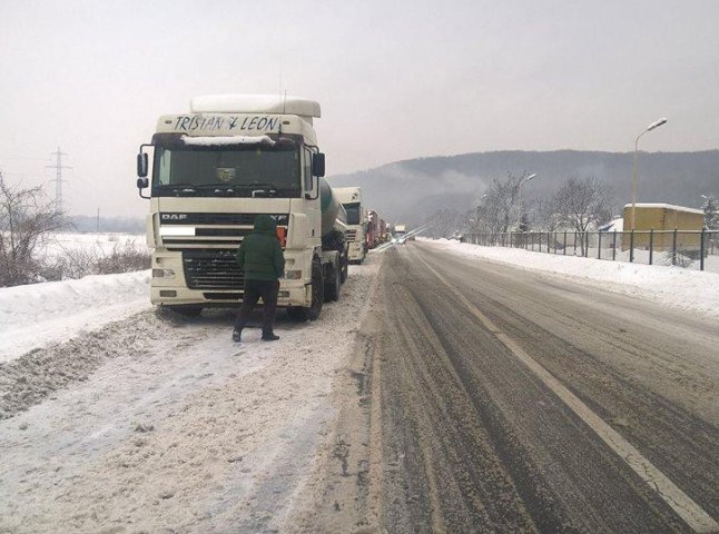 На трасі "Київ-Чоп" на території Закарпаття стоять близько 80-ти вантажівок