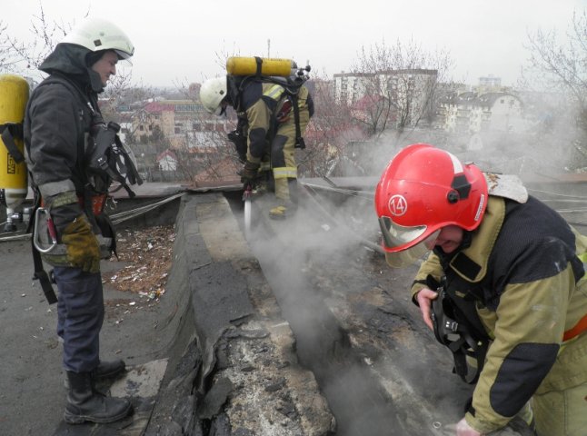 Пожежа в багатоповерхівці Ужгорода: рятувальники підозрюють, що сміття міг хтось підпалити