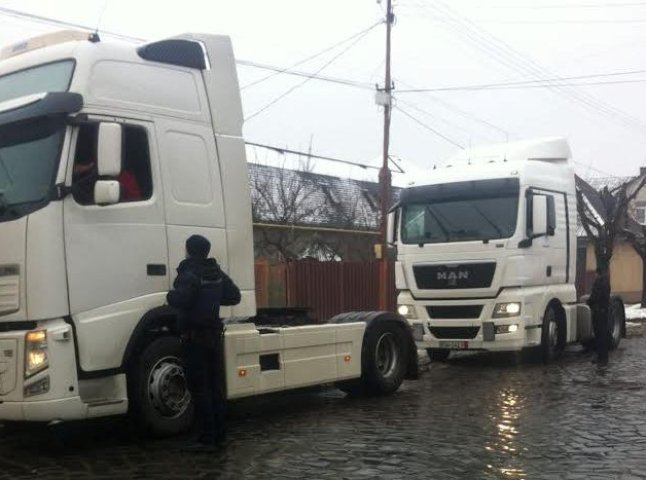 Поліція штрафує водіїв всіх каміонів, які в’їжджають у центральну частину Мукачева