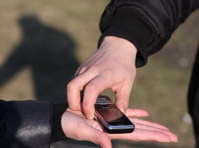 У Мукачеві чи не щодня крадуть мобільні телефони