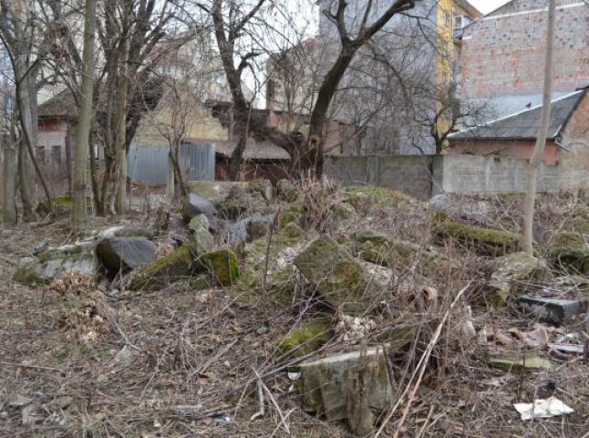 Міське кладовище на Капушанській в Ужгороді перебуває у жахливому стані
