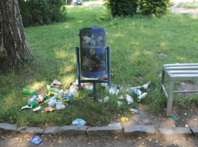 В Мукачеві парк Горького перетворився на сміттєзвалище