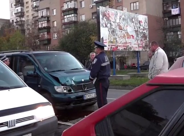 П’яний на мікроавтобусі протаранив в Ужгороді маршрутку та намагався побити активіста, – очевидець (ВІДЕО)
