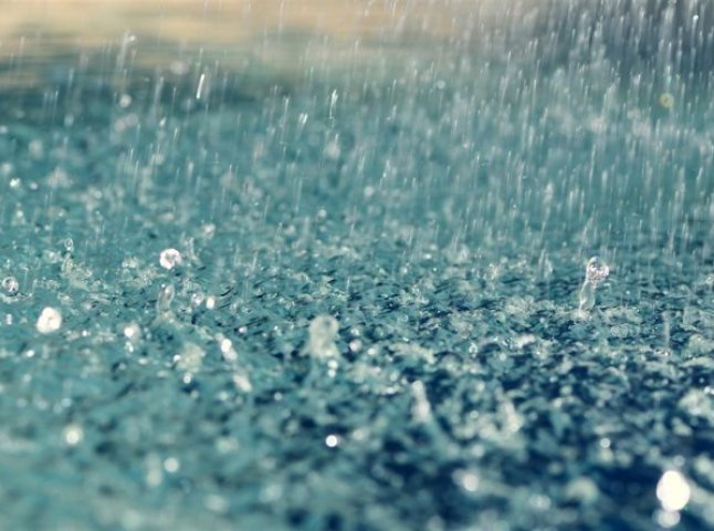 Синоптики попереджають про зливи та грози