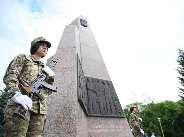 На Закарпатті вшанували пам’ять тих, хто поліг у Другій світовій та теперішній війнах