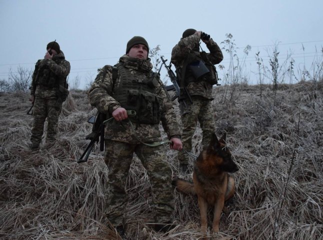 Рухався у темряві: незвичний інцидент трапився на КПП «Тиса»